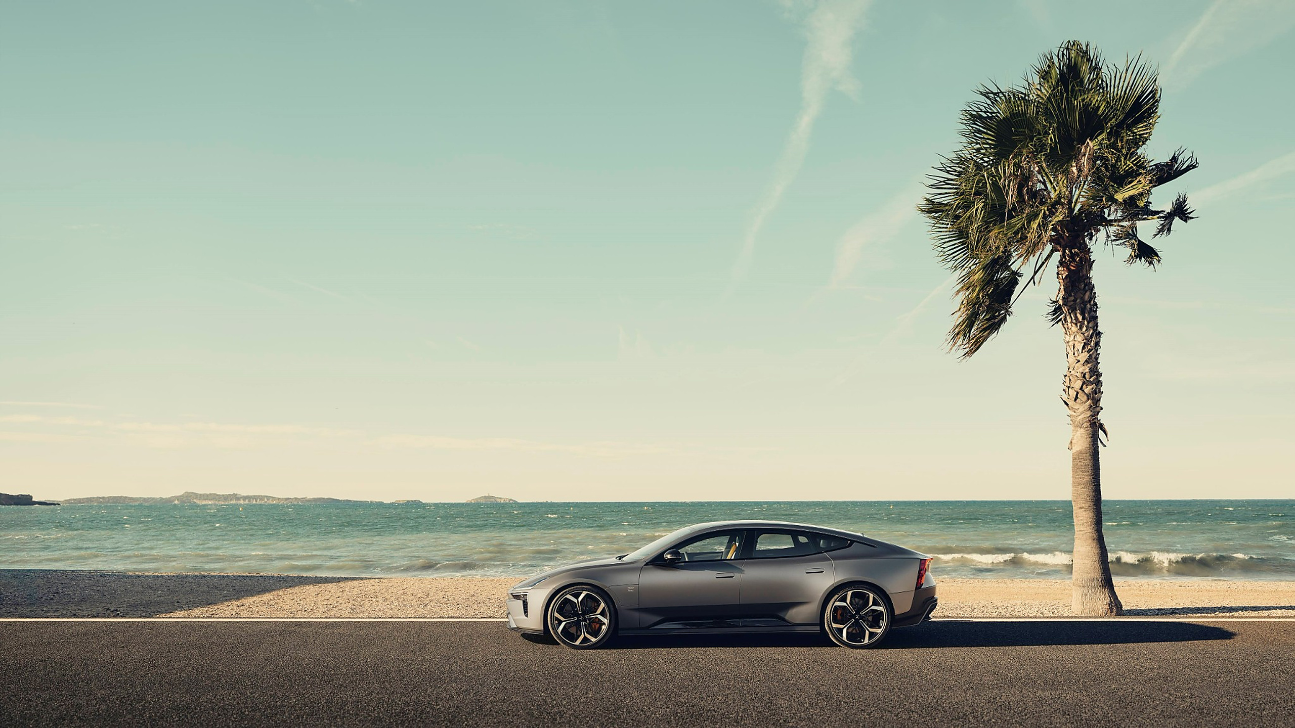 Elektrische auto geparkeerd aan de kust