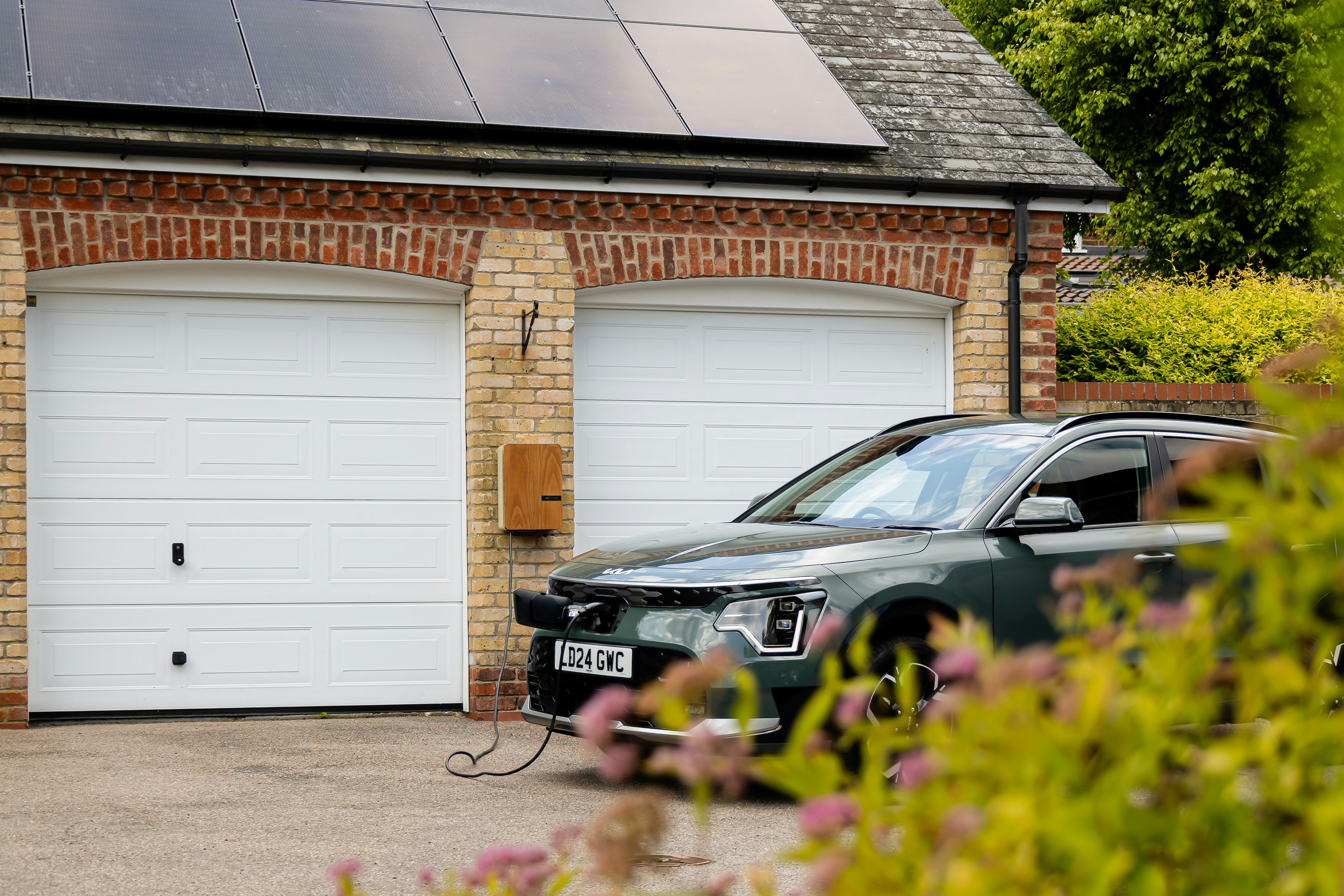Elektrische auto thuis laden bij een woning met zonnepanelen
