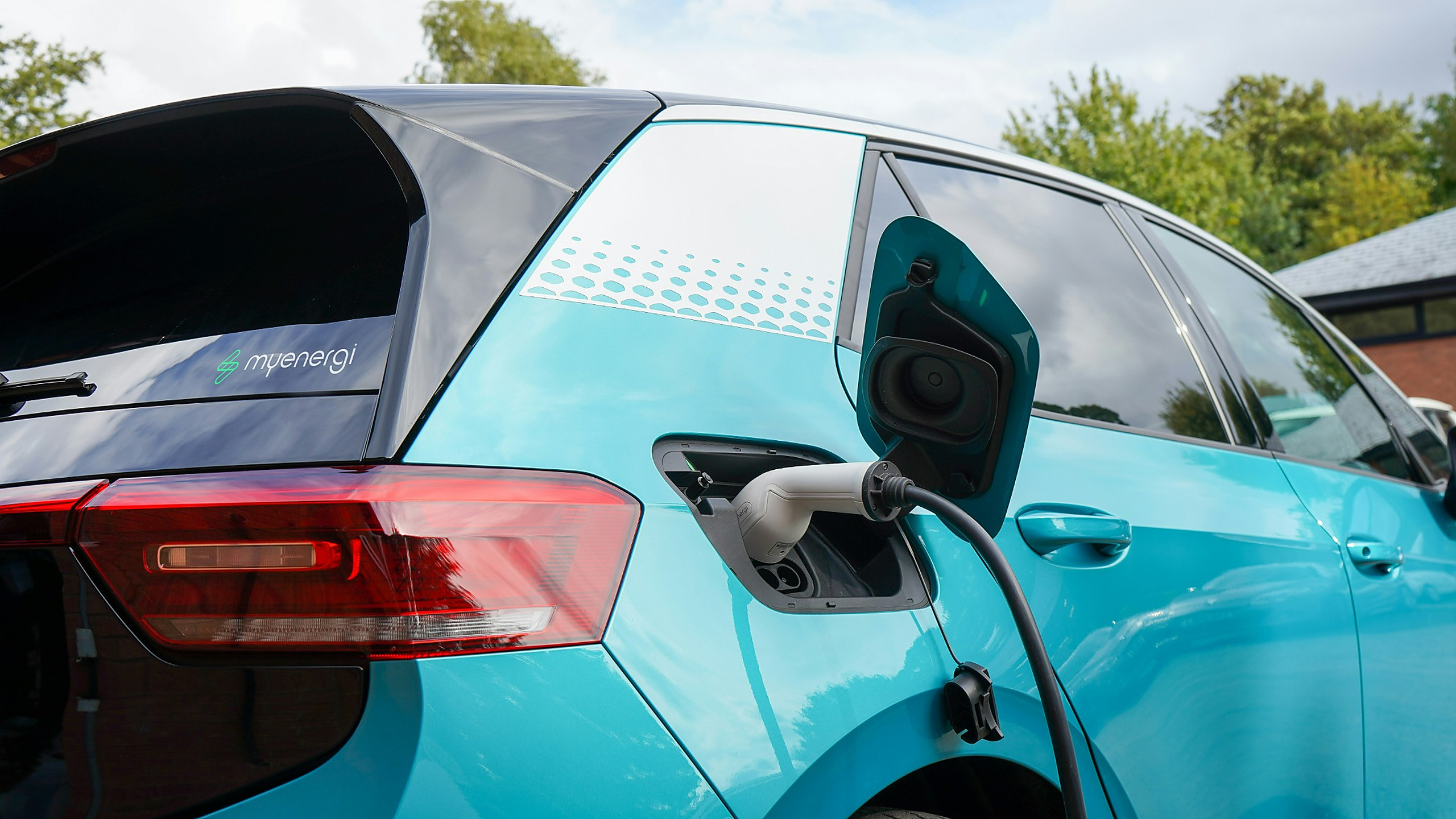 Elektrische auto aan een laadpunt