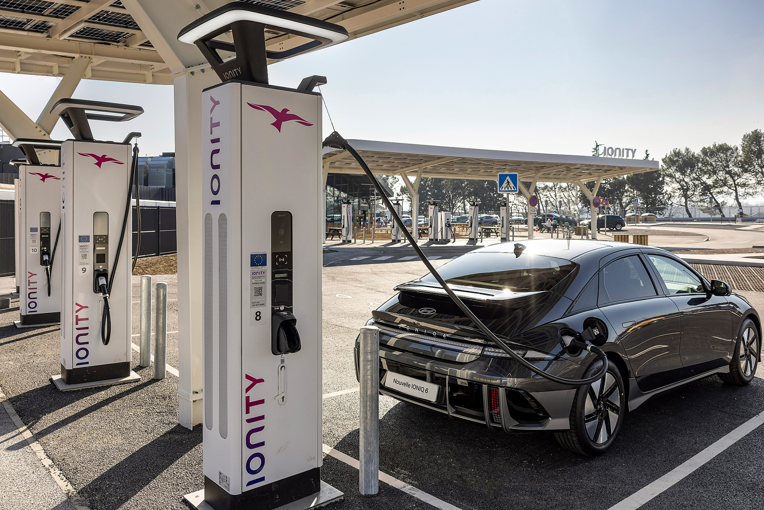 Elektrische auto bij een snellaadstation
