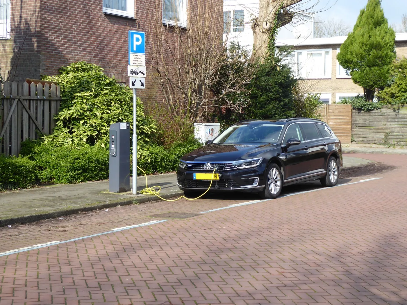 Elektrische auto bij een openbare laadpaal